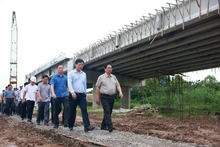 越南政府总理范明正督促九龙江三角洲地区高速公路项目施工进度。