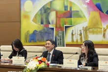 国会副主席阮德海在会上发言。