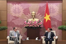 越南国会副主席阮克定会见法国参议员、法越友好议员小组主席、法国参议院欧洲事务委员会副主席阿兰·卡德克。