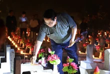 范明正总理出席长山国家烈士陵园缅怀英烈“点燃感恩烛光”仪式。