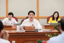 国家主席梁强与金瓯和兴安两省省委常委会召开工作会议。