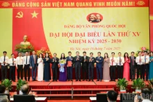 越南国会主席陈青敏出席越共国会办公厅第十五次代表大会。
