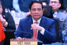 范明正总理在会议上发表讲话。