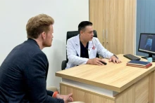 4月份,47岁的美国籍患者D.F来到平民医院接受治疗。(图片来源:平民医院供图)
