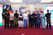 各国代表与巴基斯坦领导合影。（图片来源：大使馆供图）
