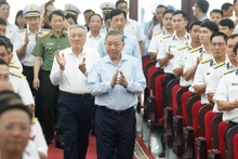 越共中央总书记苏林视察国防部海军第五区。