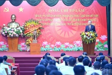 苏林总书记会见公安部内部政治安全局的干部和战士。