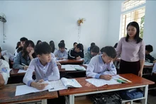 义安省寿成初中学校的师生。（图片来源：越通社）