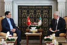 越南政府总理范明正会见阿尔及利亚民族院议长阿祖兹·纳斯里。（图片来源：政府门户网）