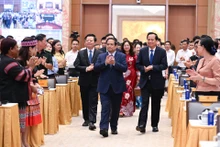 政府总理范明正和各位代表出席山区与少数民族地区经济社会发展国家目标计划实施情况总结会议。