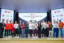 与会代表合影。（图片来源：越通社）