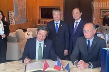 岘港市人民委员会副主席陈南兴与法国勒阿弗尔市市长爱德华·菲利普签署了《建立两国港口城市合作与友好关系备忘录》。