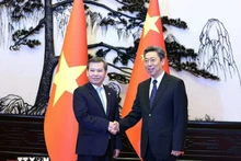 越南最高人民法院院长黎明智（左）与中共中央政法委书记陈文清。