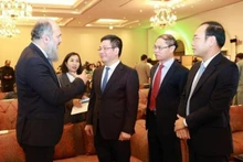 越南工贸部部长阮鸿延部长与巴基斯坦贸易部长贾姆·卡马尔·汗举行会谈。（图片来源：工贸报）