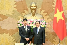 越南国会主席陈青敏（右）与日本自由民主党青年局局长中曾根康隆。