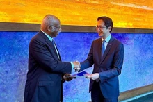 越南常驻联合国代表团团长杜雄越大使向联合国大会主席菲利蒙·杨正式递交了越文版的《未来契约》。（图片来源：越通社）