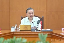 苏林总书记在会上发表讲话。