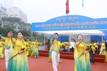 北仑河界河对歌交流活动热闹亮相。