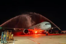 阿联酋航空首趟飞往岘港的航班以喷水仪式迎接。（图片来源：太阳集团供图）