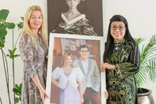 黎氏碧珍夫人向埃芙琳·奥拉斯夫人赠送了一幅由近2000块布料拼成的爱沙尼亚总理克里斯汀·米哈尔和埃芙琳·奥拉斯夫人双人拼布画。(图片来源:越通社)