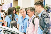 在2025年秋季经济论坛HEF上的C-OpenAI开放技术生态系统中展示 “Make in Vietnam” 产品与服务。