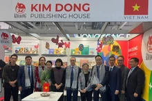 参观越南图书空间展区的嘉宾合影。