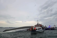 广宁省有关部门仍在全力开展下龙湾旅游船翻沉事故的搜救工作。（图片来源：越通社）