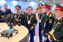 黄春战上将一行参观了展会各展台。