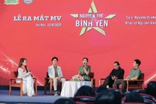 越南歌手阮缘琼介绍音乐短片《誓言守护人民安宁》。（图片来源：越通社）