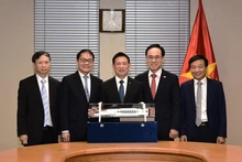 越南政府副总理胡德福会见长海集团股份公司董事长陈伯阳和韩国现代罗特姆公司席执行官李永培。（图片来源：越通社）