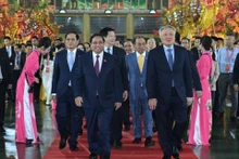 政府总理范明正和各位代表出席2025年首届秋季博览会开幕式。