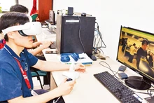 理工大学的学生正参加虚拟现实演示课程。