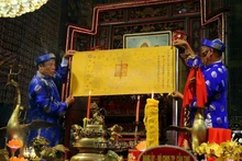 庙会上再现的一些传统仪式。（图片来源：越通社）