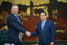 越南政府总理范明正会见俄罗斯扎鲁别日石油公司总经理库德里亚绍夫·谢尔盖。（图片来源：越通社）