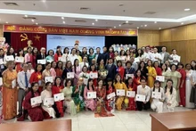 2025年海外越南教师越南语教学培训班结业典礼现场。（图片来源：越通社）
