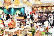 胡志明市企业在胡志明市贸易与投资促进中心的展览上展示产品。