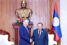 越共中央总书记苏林与前老挝人民革命党中央总书记、国家主席本扬·沃拉吉。（图片来源：越通社）