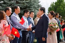 越南国会主席陈青敏和夫人及越南高级代表团在瑞士日内瓦会见了越南常驻联合国和各国际组织代表团工作人员、驻瑞士大使馆干部以及旅瑞越南人社群代表。