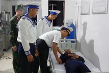 医生们对患者表示亲切问候。（图片来源：越通社）