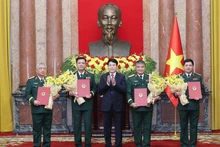 国家主席梁强向国防部副部长：阮鸿泰、阮文贤、阮长胜和越南人民军副总参谋长阮光玉等同志颁发中将晋升上将军衔的决定。（图片来源：越通社）
