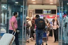 越南公民进入埃及开罗机场准备回国。（图片来源：越南驻以色列大使馆）