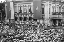 1945年8月19日在河内大剧院广场发起的总起义集会。（图片来源：越通社）