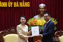 岘港市委书记黎玉光会见中国驻岘港总领事董碧幽。