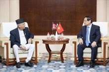 越南政府总理范明正会见尼泊尔总理卡德加·普拉萨德·夏尔马·奥利。（图片来源：越南画报）