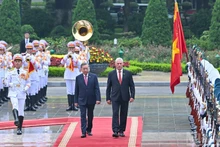 苏林总书记主持仪式 欢迎古共中央第一书记、古巴国家主席迪亚斯-卡内尔访越。