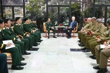 阮新疆大将一行与古共中央第一书记、国家主席米格尔·迪亚斯-卡内尔举行会谈。（图片来源：越通社）