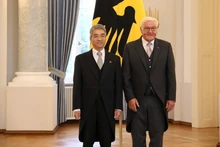 越南驻德国特命全权大使阮得成与德国总统弗兰克-瓦尔特·施泰因迈尔合影。(图片来源:越通社)