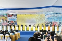 越南国会主席陈青敏同各位代表一同出席红河景观大道轴线项目开工仪式。