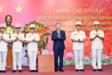 苏林总书记向公安部内部政治安全局赠送胡志明主席雕像。