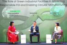 各企业代表在2025年绿色产业论坛发表讲话。（图片来源：越通社）